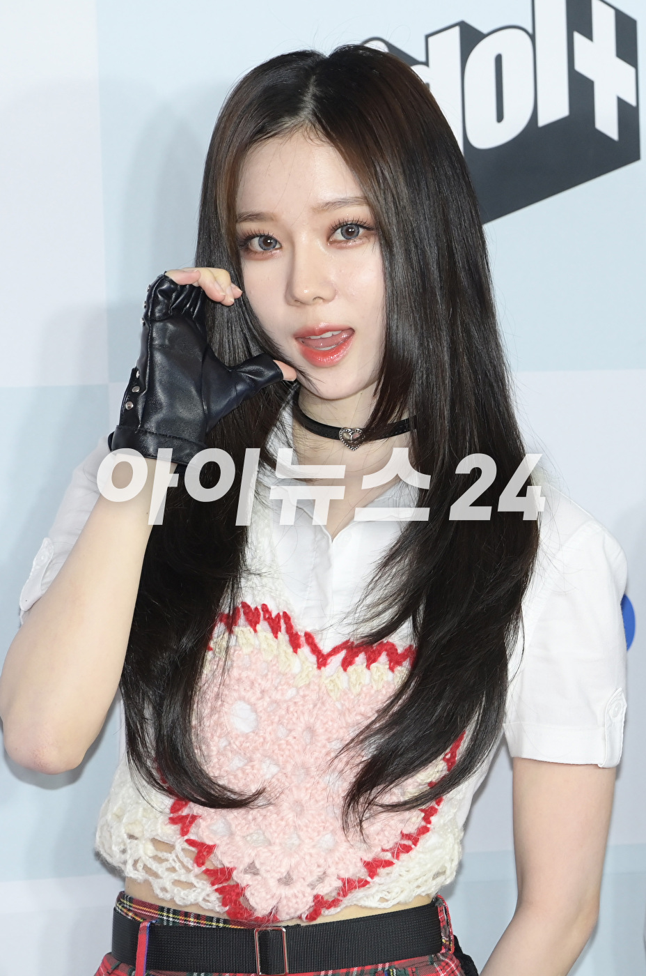 그룹 에스파(aespa) 윈터가 18일 오후 서울 송파구 올림픽공원 KSPO DOME에서 열린 '써클차트 뮤직 어워즈 2023' 포토월 행사에 참석하고 있다. [사진=정소희 기자]