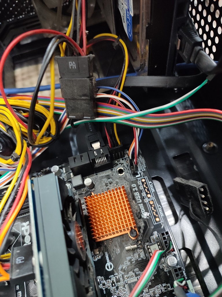 플로피 4핀 전원 케이블이 잘못 꼽혀있네요.