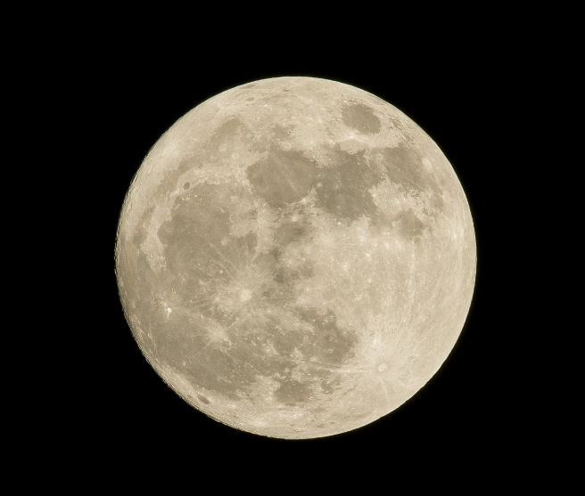 태양과 달 서로 다른 역할을 수행하는 천체