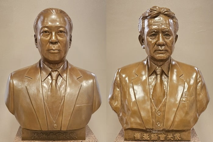 서울 강남구 논현동 영풍그룹 사옥에 있는 장병희 영풍 창업주(왼쪽)와 최기호 고려아연 창업주 흉상.