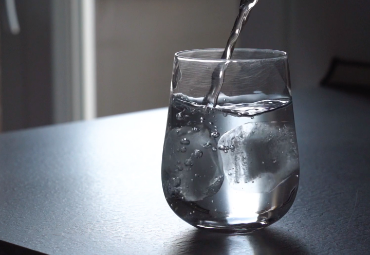 물-얼음물-물컵