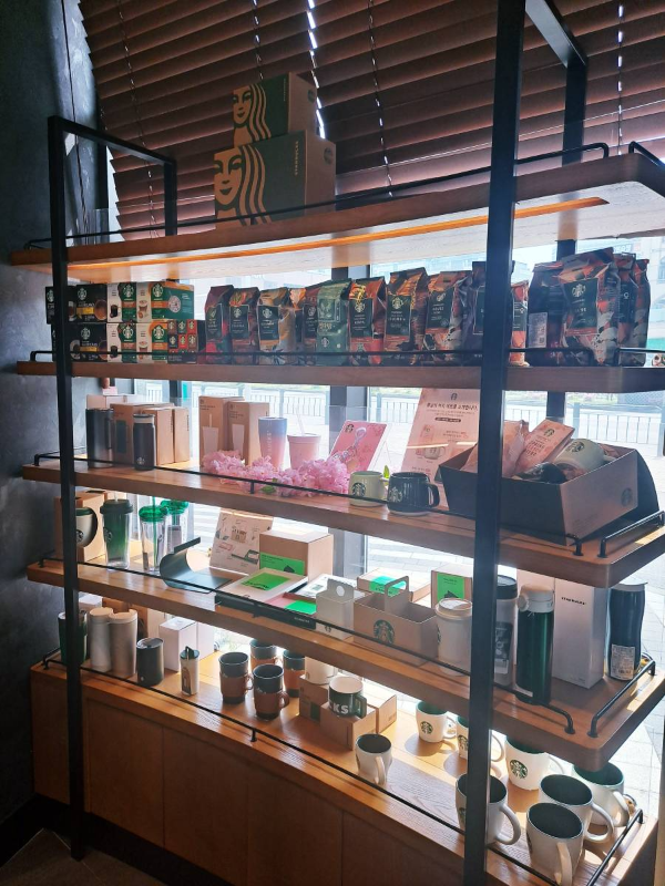 스타벅스 매장 진열대