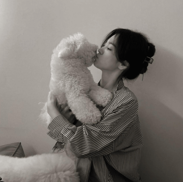 배우-송혜교가-강아지를-안고-있는-흑백사진