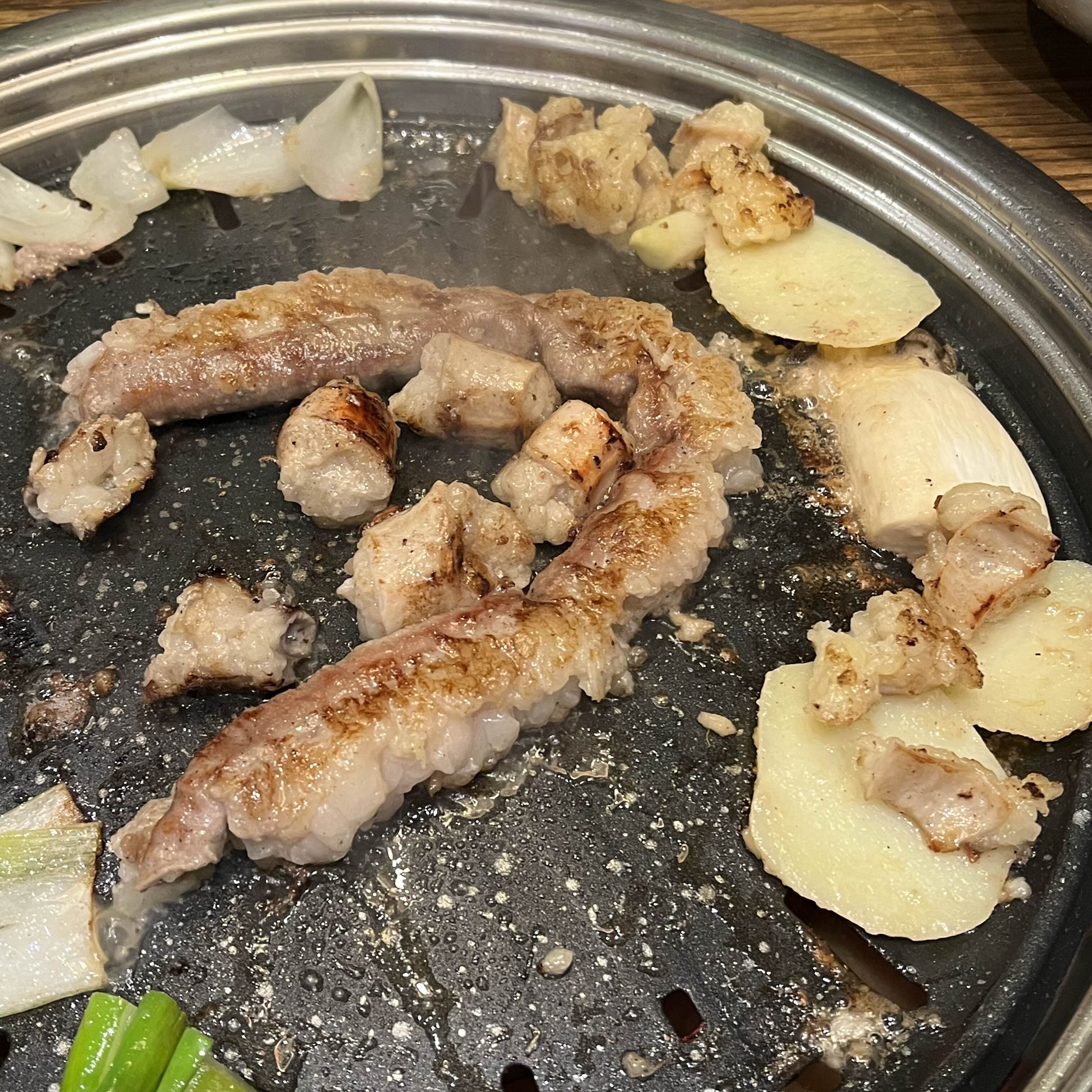 곱창&#44; 대창&#44; 야채까지 다 구워져 잘라진 사진