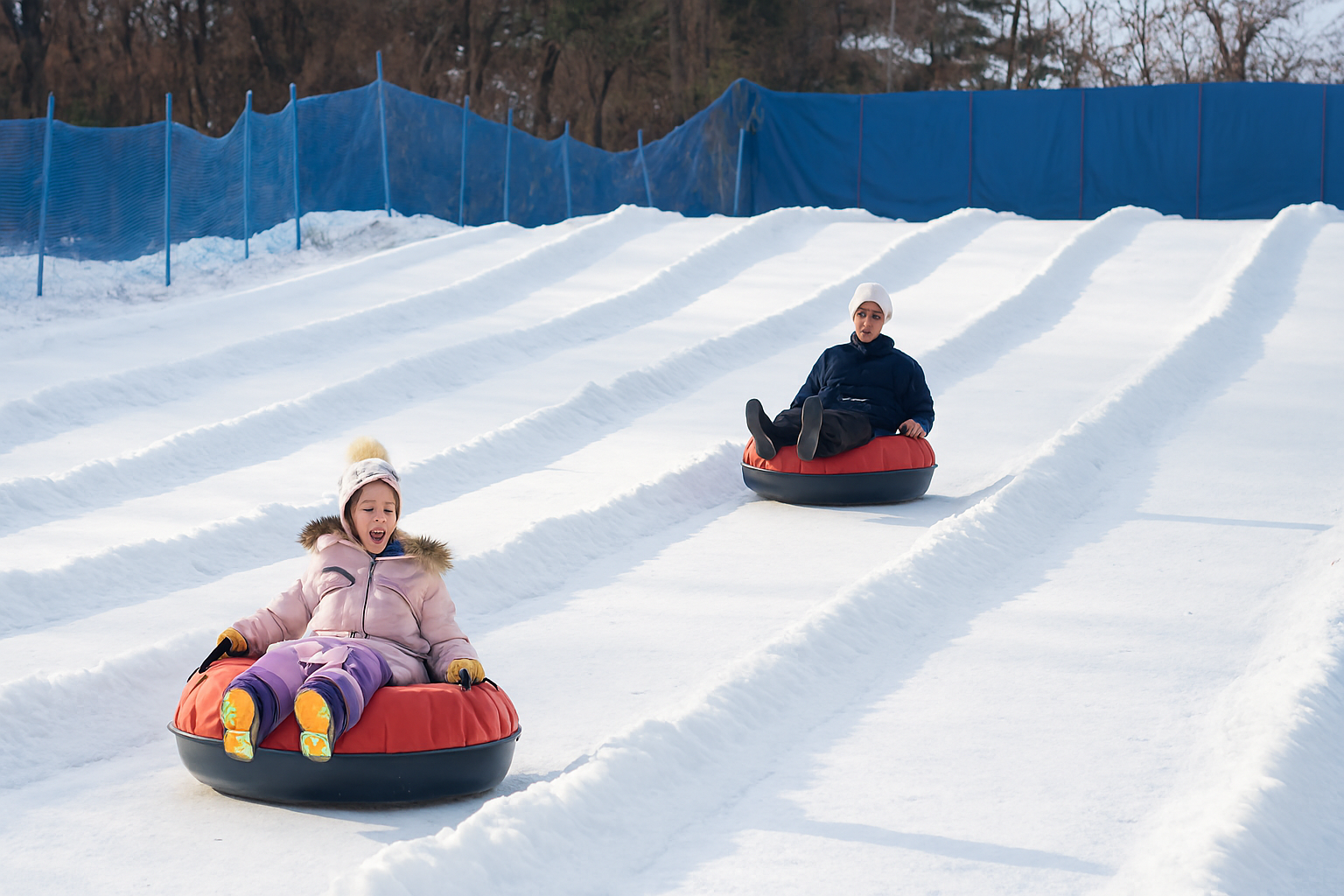 튜브 썰매 슬로프, 아이와 부모가 번갈아 가며 타는 모습