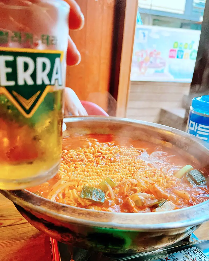 돈 잘버는 젊은사장 김치찌개 순대볶음 계란말이 홍대 레트로 패피 패션 소품 옷가게 사장님이 하는 실내포차 포장마차 맛집 서장훈 주우재 추천 소개