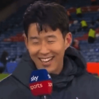 웃으며 인터뷰중인 손흥민