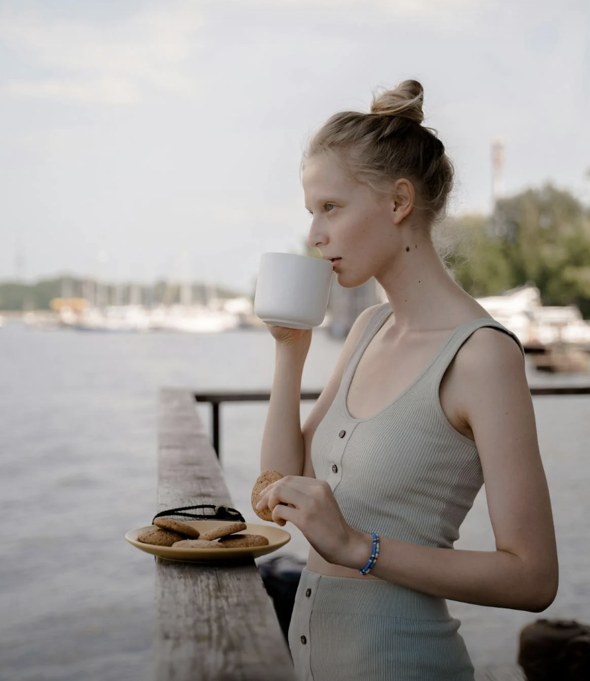 아침 공복 물 마시기가 건강에 미치는 긍정적 효과와 과학적 이유