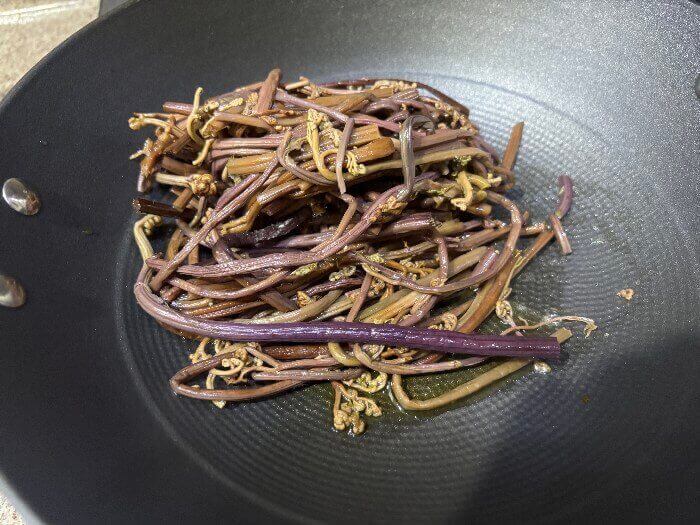 팬에 고사리를 넣은 사진