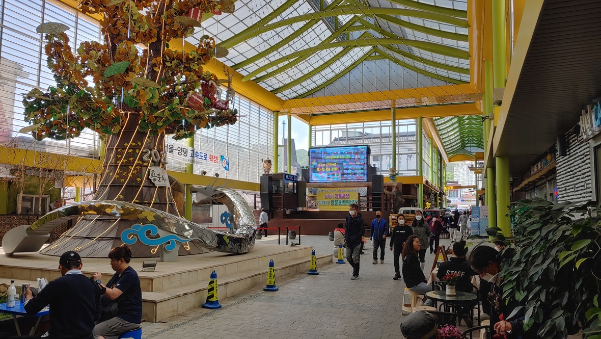 경기도 장날 용문 오일장 은행나무 조형물