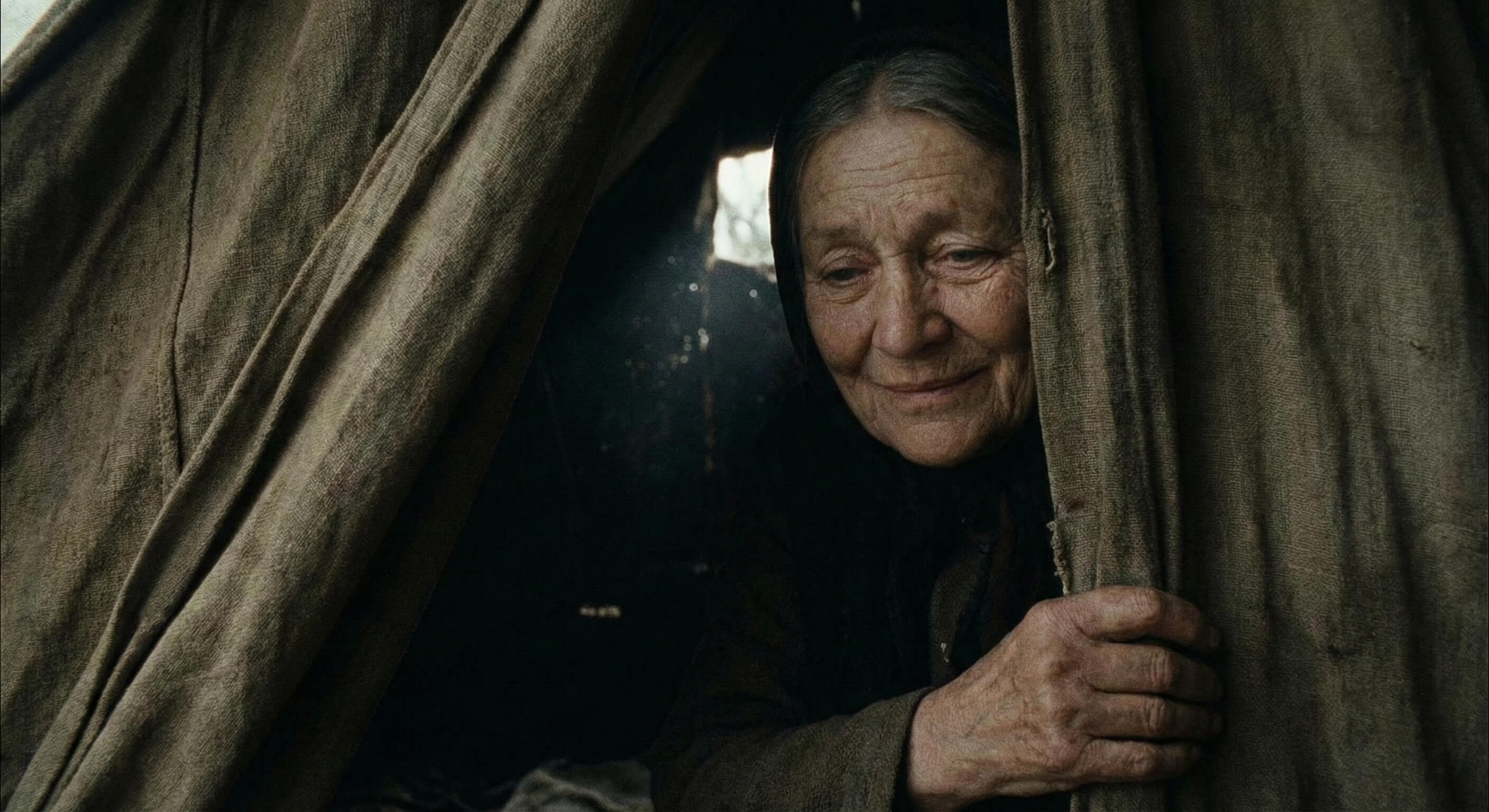 사라가 장막 뒤에서 웃는 모습