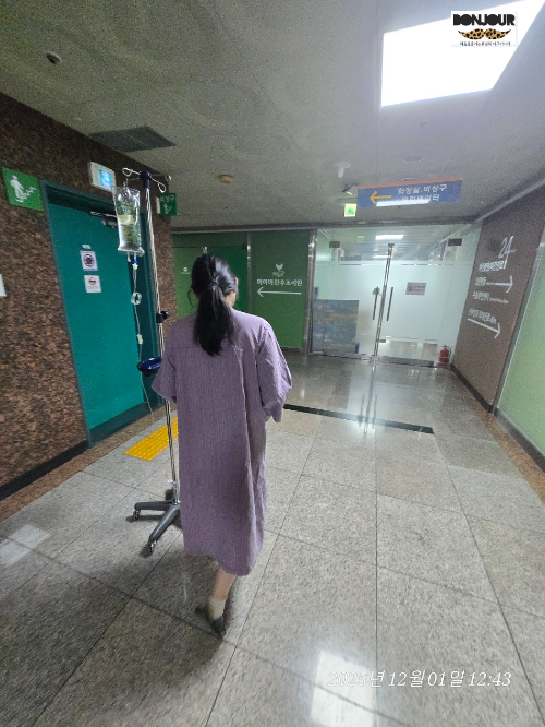 마이비산부인과 건물내부 돌고 있는 산모의 모습