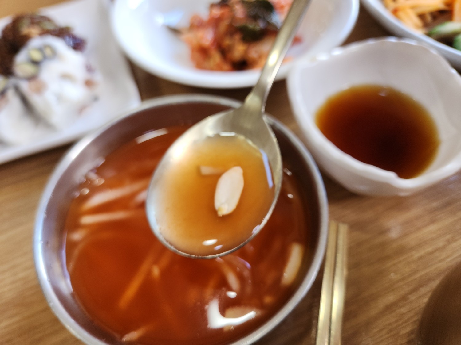 안동 식혜를 숟가락으로 뜬 모습