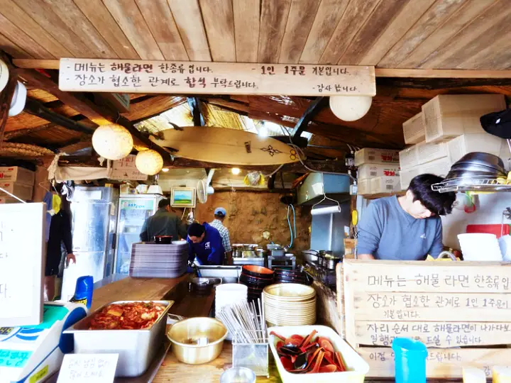 1박2일 꽃게 통째로 해물라면 해장하기 좋은 맛있는 식당 제주 애월 맛집 소개