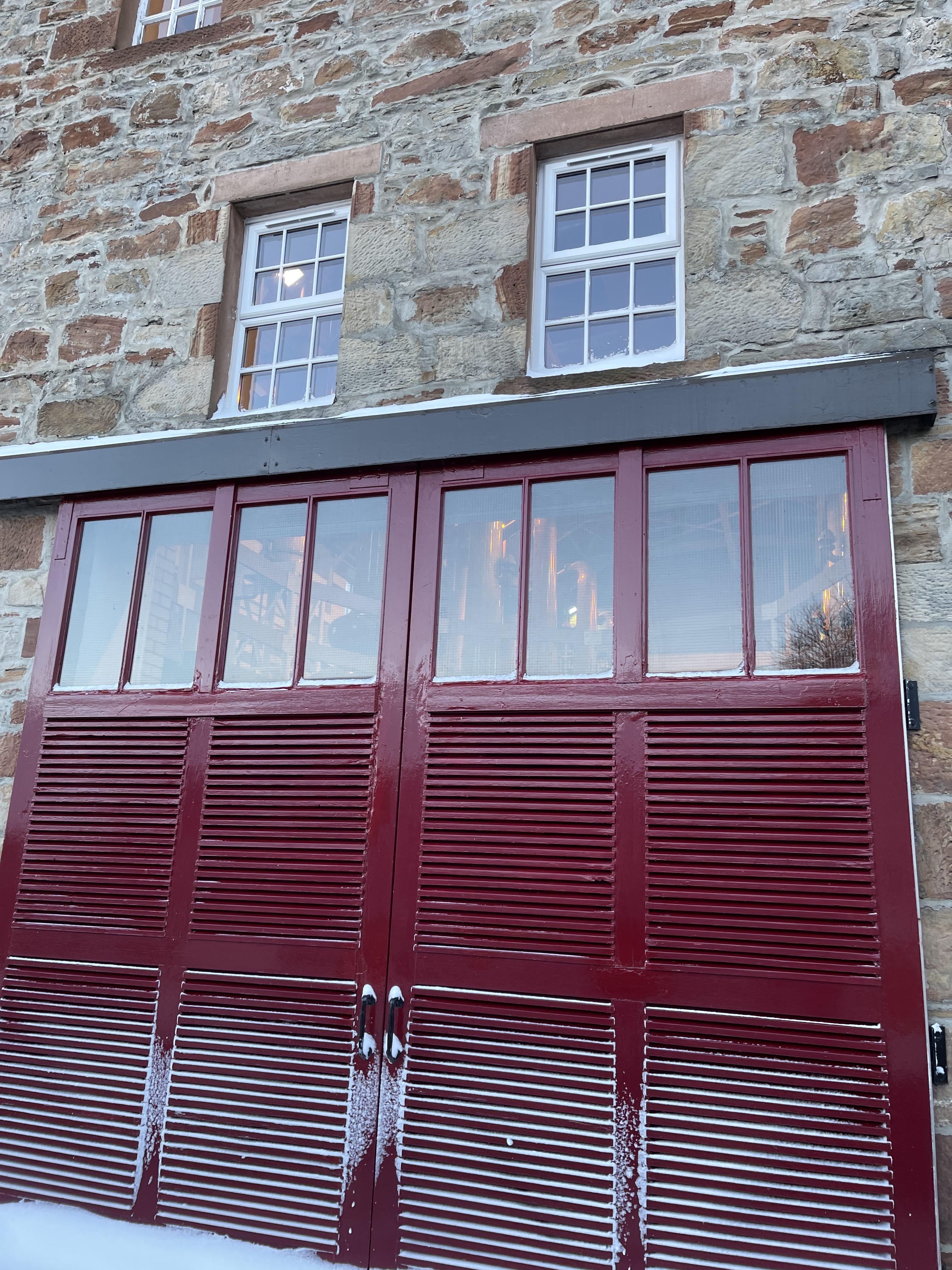 밖에서 본 글렌모렌지 증류기