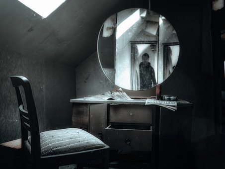 2. 거울을 가져다가 코털을 들여다봐라.