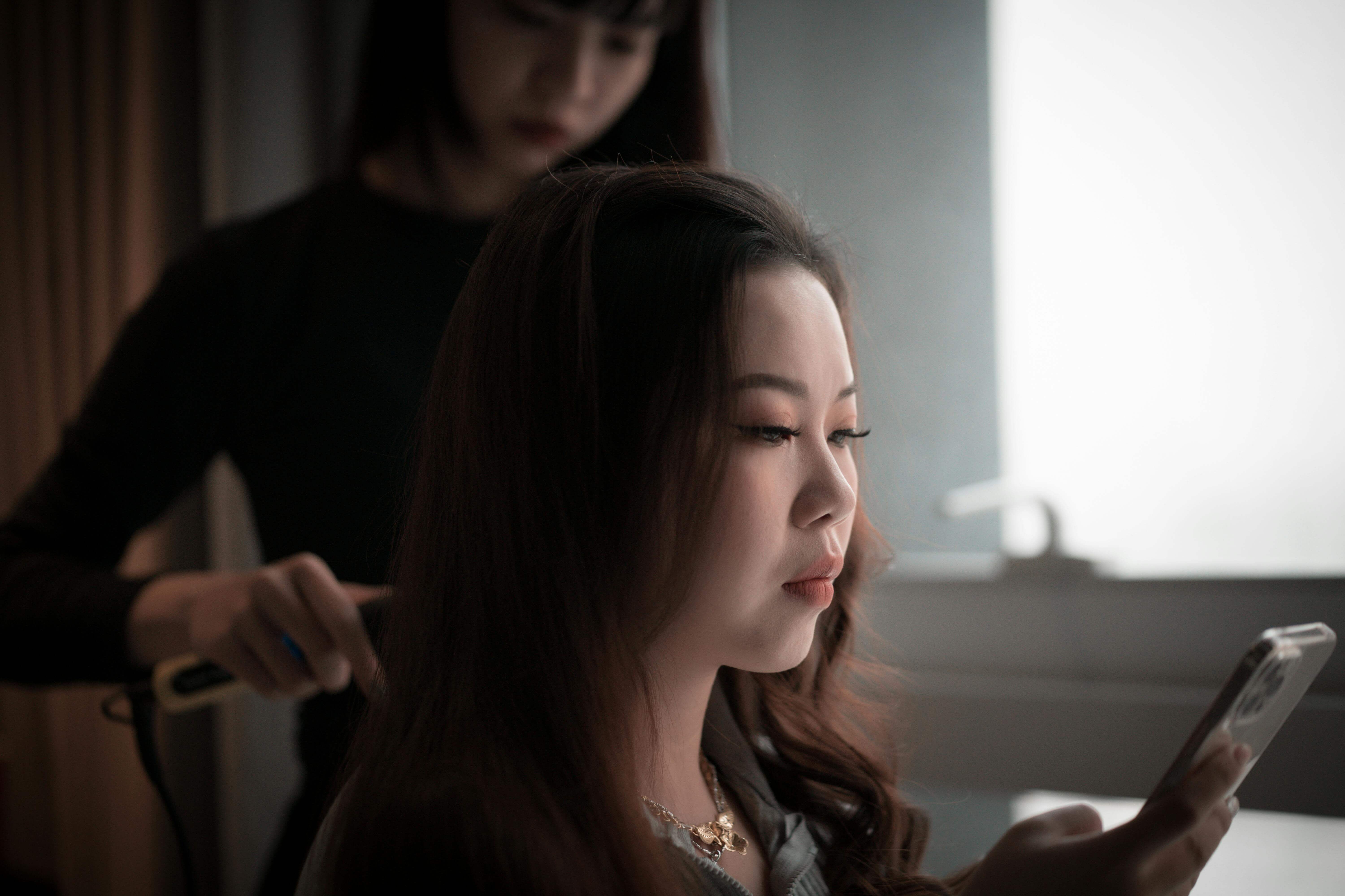 봄만 되면 머리카락이 빠진다면? 놓치면 후회하는 봄철 두피·헤어 관리법