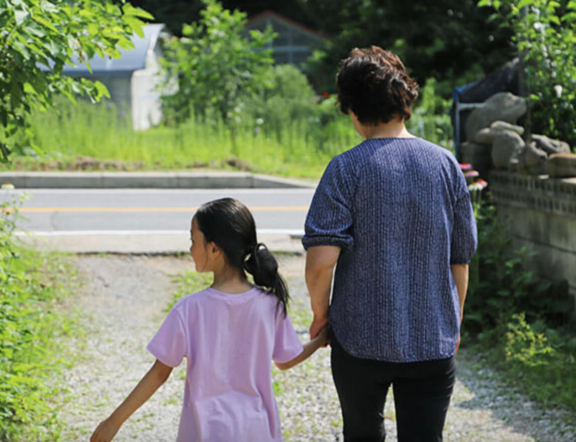 할머니와 손잡고 걸어가는 지윤이