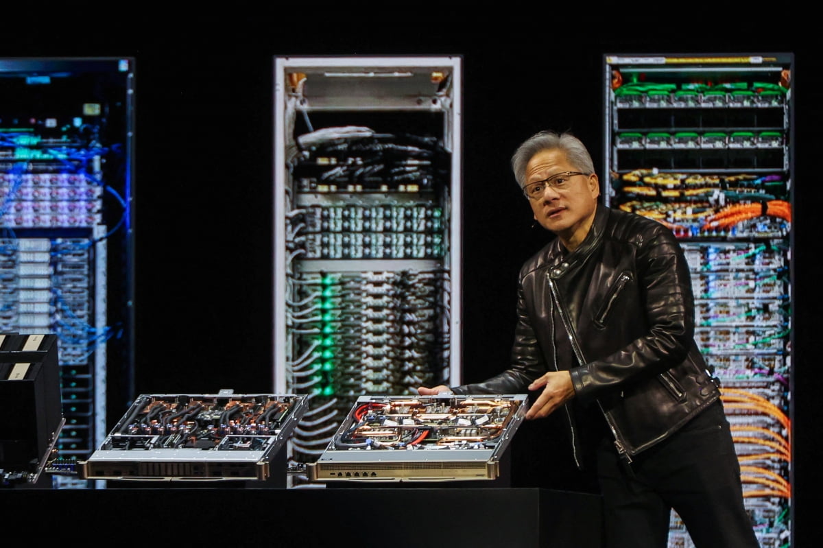 젠슨 황 엔비디아 CEO가 GTC2025에서 연설하고 있다.