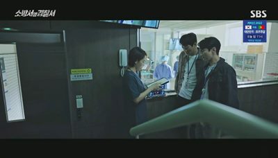 부검결과 설명을 듣고 있는 형사들의 모습입니다.