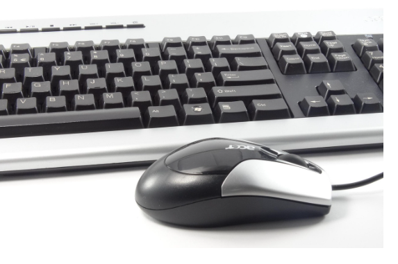 바이러스토탈 메인 화면에서 파일을 업로드하고 검사 결과를 기다리는 화면