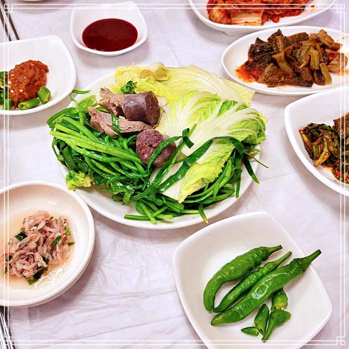 생방송 오늘저녁 순천 웃장국밥거리 1+1 맛집, 9천원, 배춧잎 수육 한 접시 서비스, 순대국밥 맛집
