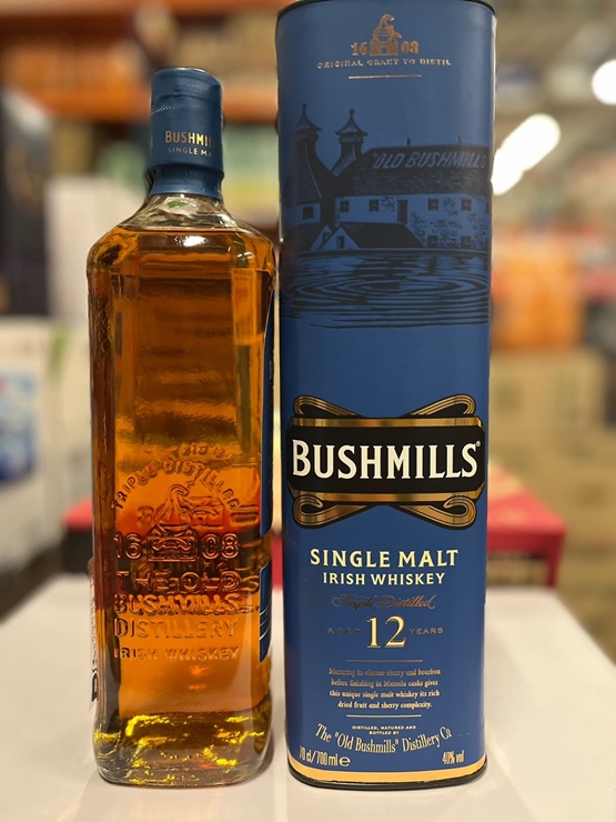 부쉬밀 12년 위스키 병 옆면- 케이스 앞면 사진