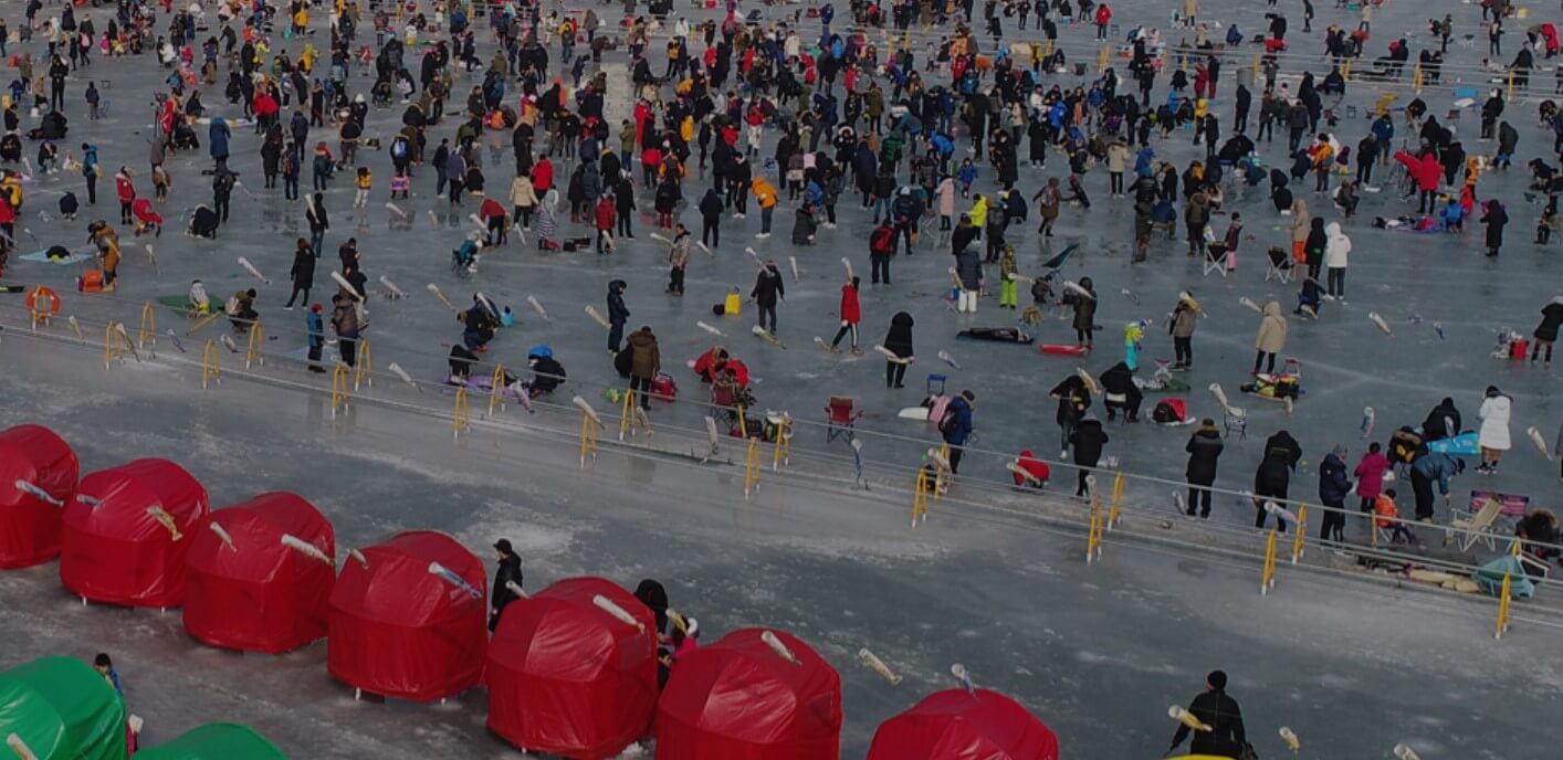 평창 송어축제 행사장의 모습, 얼음판위으 사람들과 낚시용 텐트