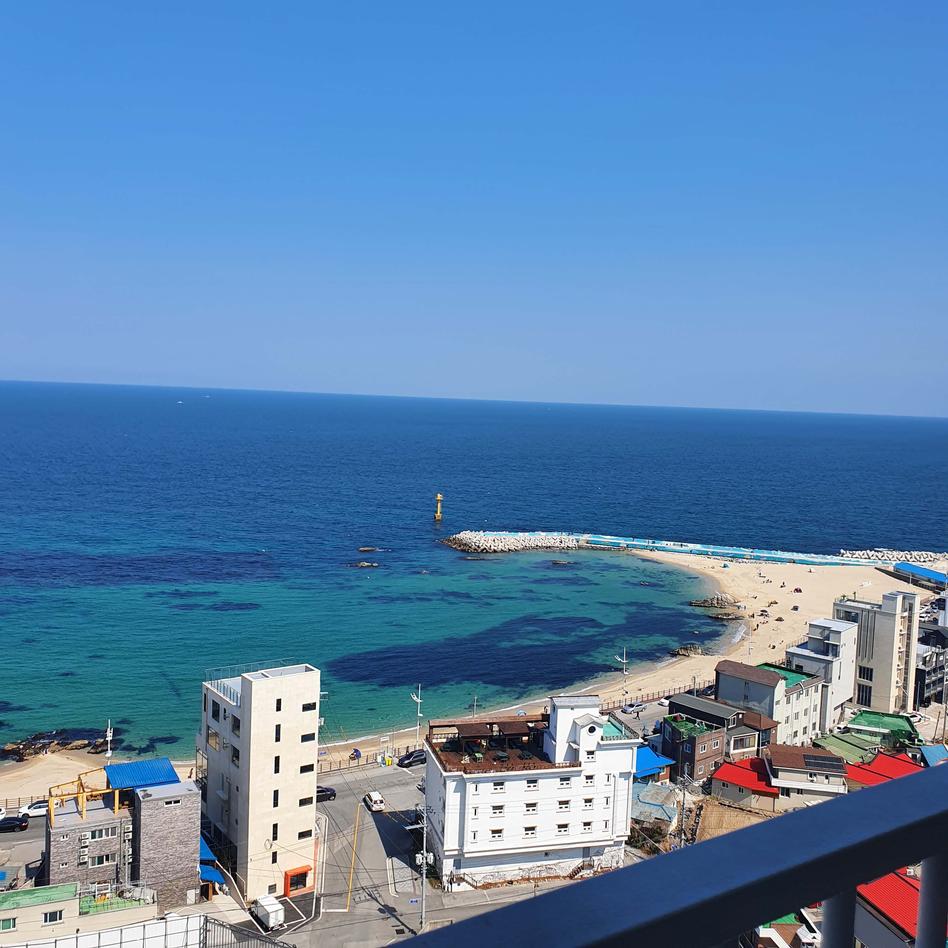 숙소에서 본 순긋 해변