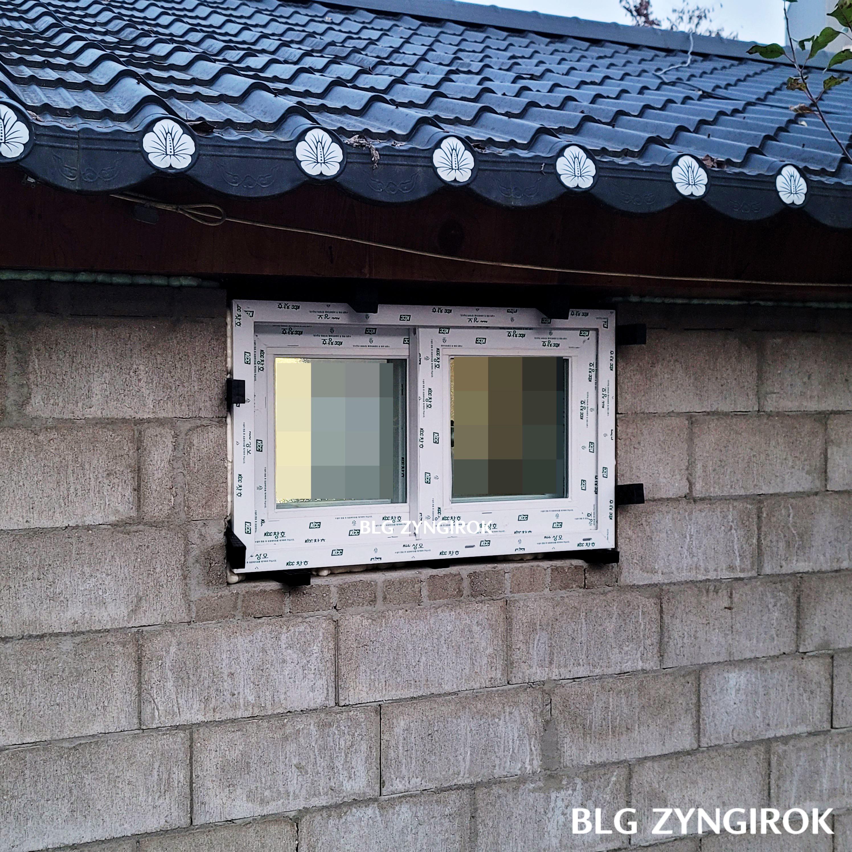 쐐기 사용한 예시이다. 창문 시공을 위해 쐐기를 사용한 모습이다.