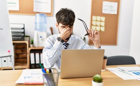 눈의 피로를 느끼는 직장인