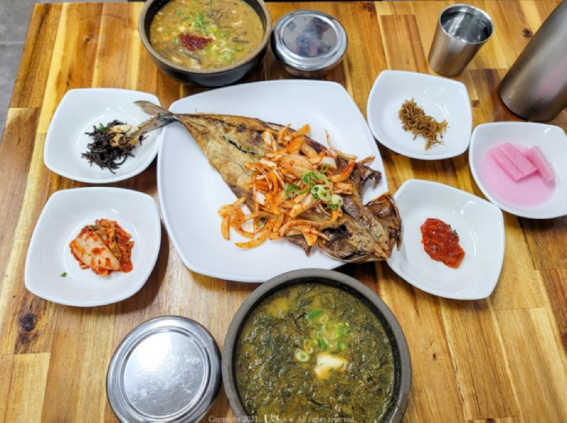 제주도 여행지 - 제주 맛집 향토음식점 추천 올래국수&#44; 가시아방&#44; 국수의전설&#44; 김희선몸국&#44; 산방식당(모슬포본점)&#44; 닐모리동동&#44; 흑돼지구이집 하영
