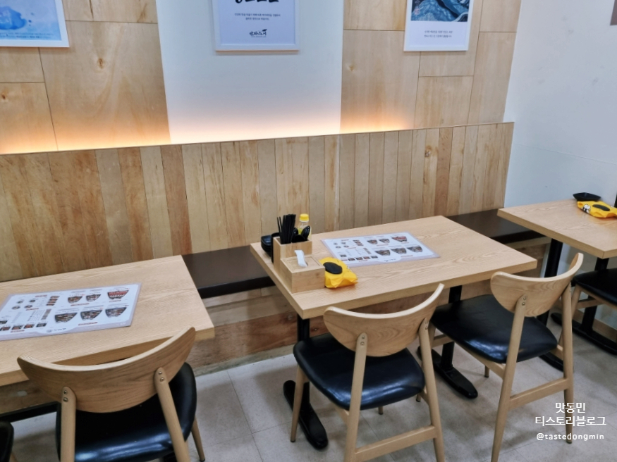 만타스시 내부 테이블 3개