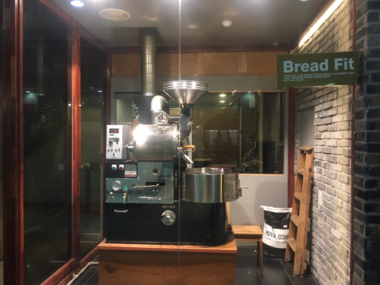 브레드피트-빵집-기계