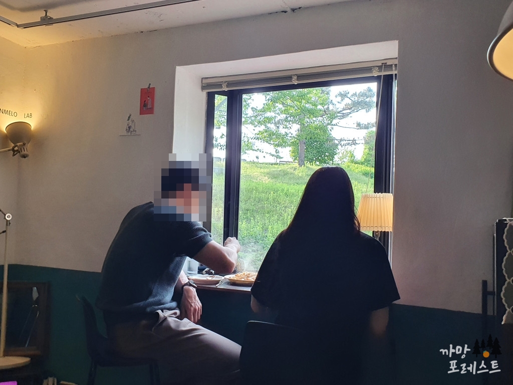 운멜로랩 창가자리