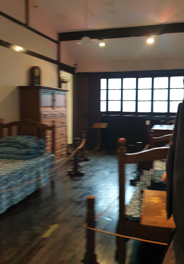 상하이 임시정부 내부. 침대와 책상이 놓여 있다.