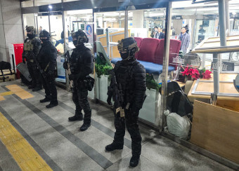 공수부대원들이-국회를-장악하고-있는-사진입니다.