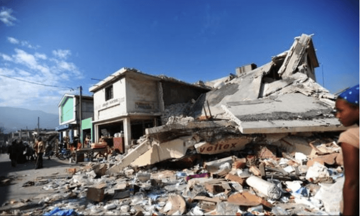 아이티-암울한-상황-푸른하늘-무너진-건물