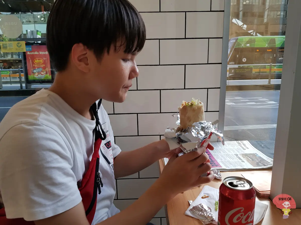 호주-멜버른-도네르-케밥-랩을-먹고-있는-한소년