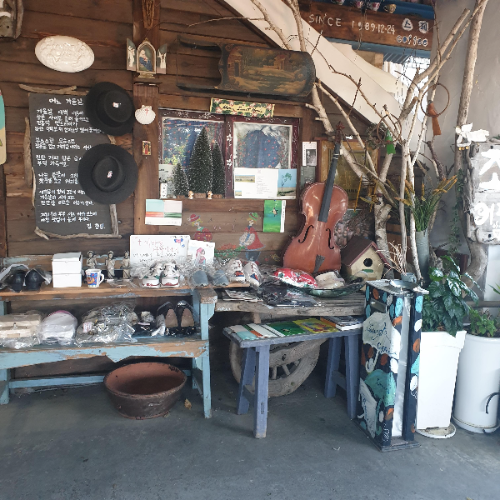 성북동 카페 조셉의 커피 나무_1층 야외 소품 진열 공간_운동화_바이올린 등