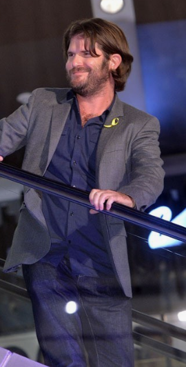 리본을 하고 있는 조나단 리브시만