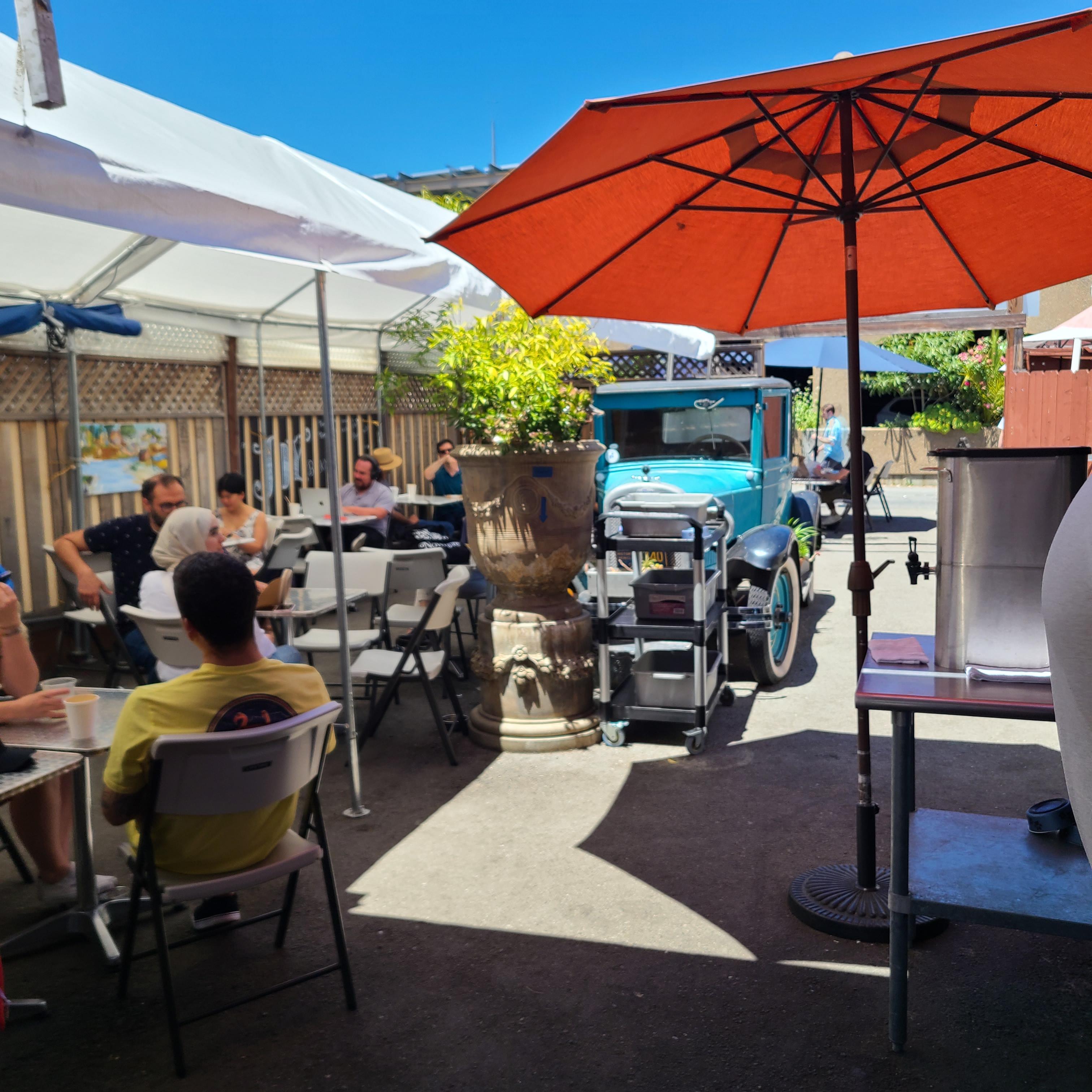 민트색 차와 화분으로 힙하게 꾸며진 인테리어