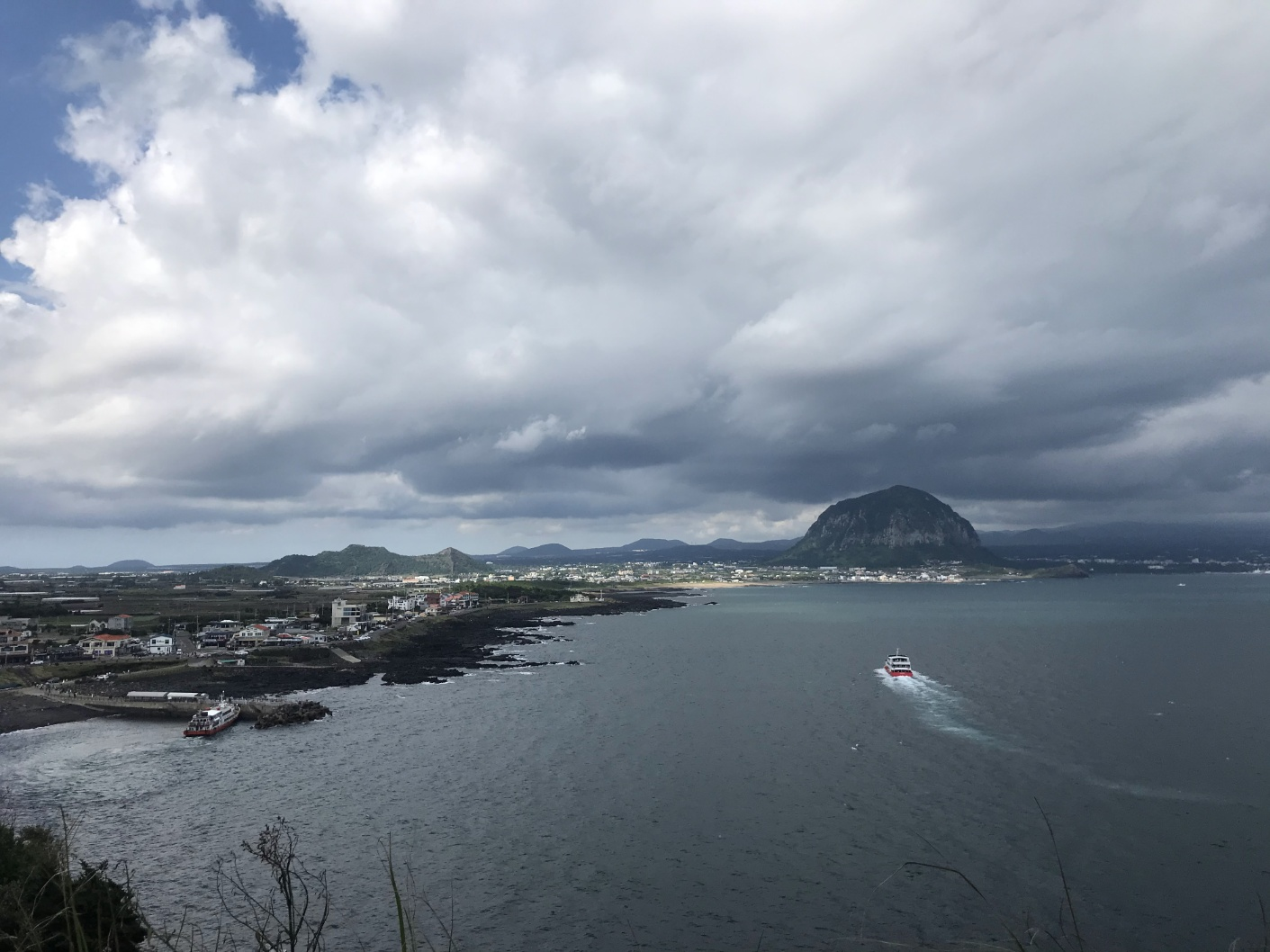 등산로에서 보이는 산방산