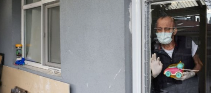 창밖을-보는-남성