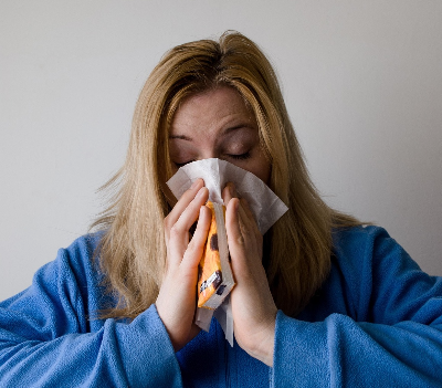 꽃가루 알레르기 vs 환절기 감기, 헷갈리면 손해 보는 차이 3가지