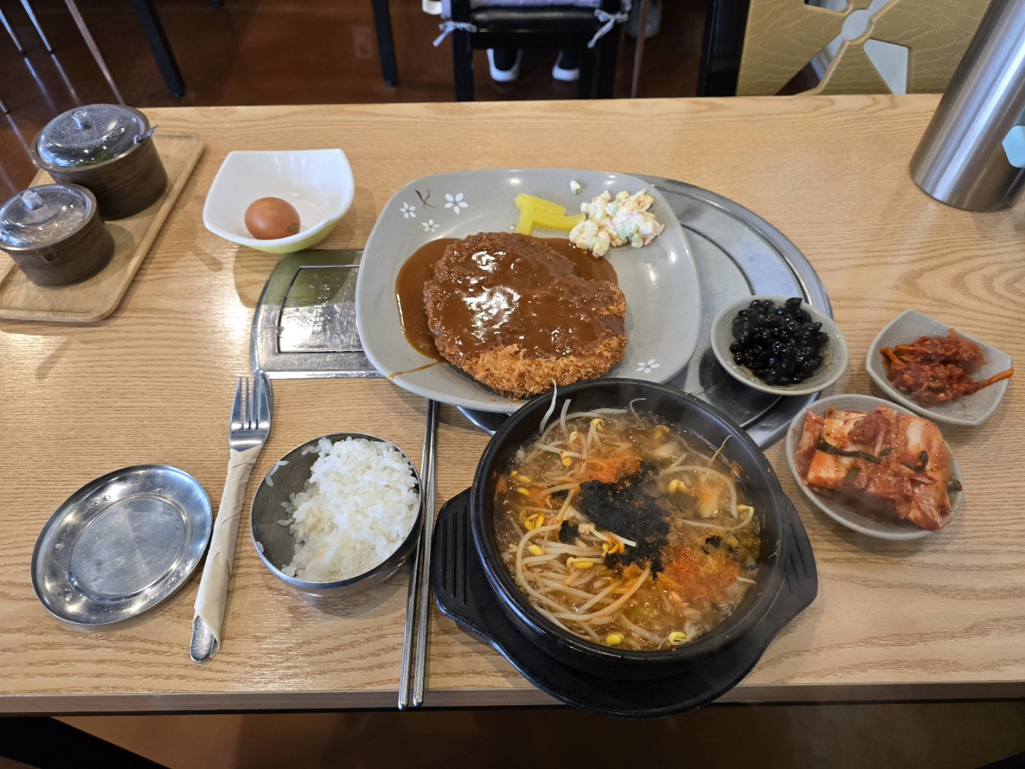 김치콩나물국밥과 돈까스 세트 메뉴