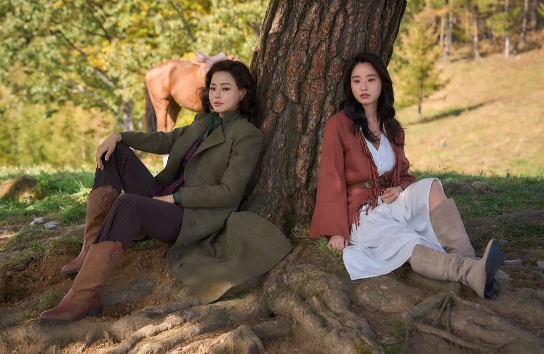 나무에 앉아있는 이하늬 배우님과 방효린 배우님 (사진 출처:넷플릭스)