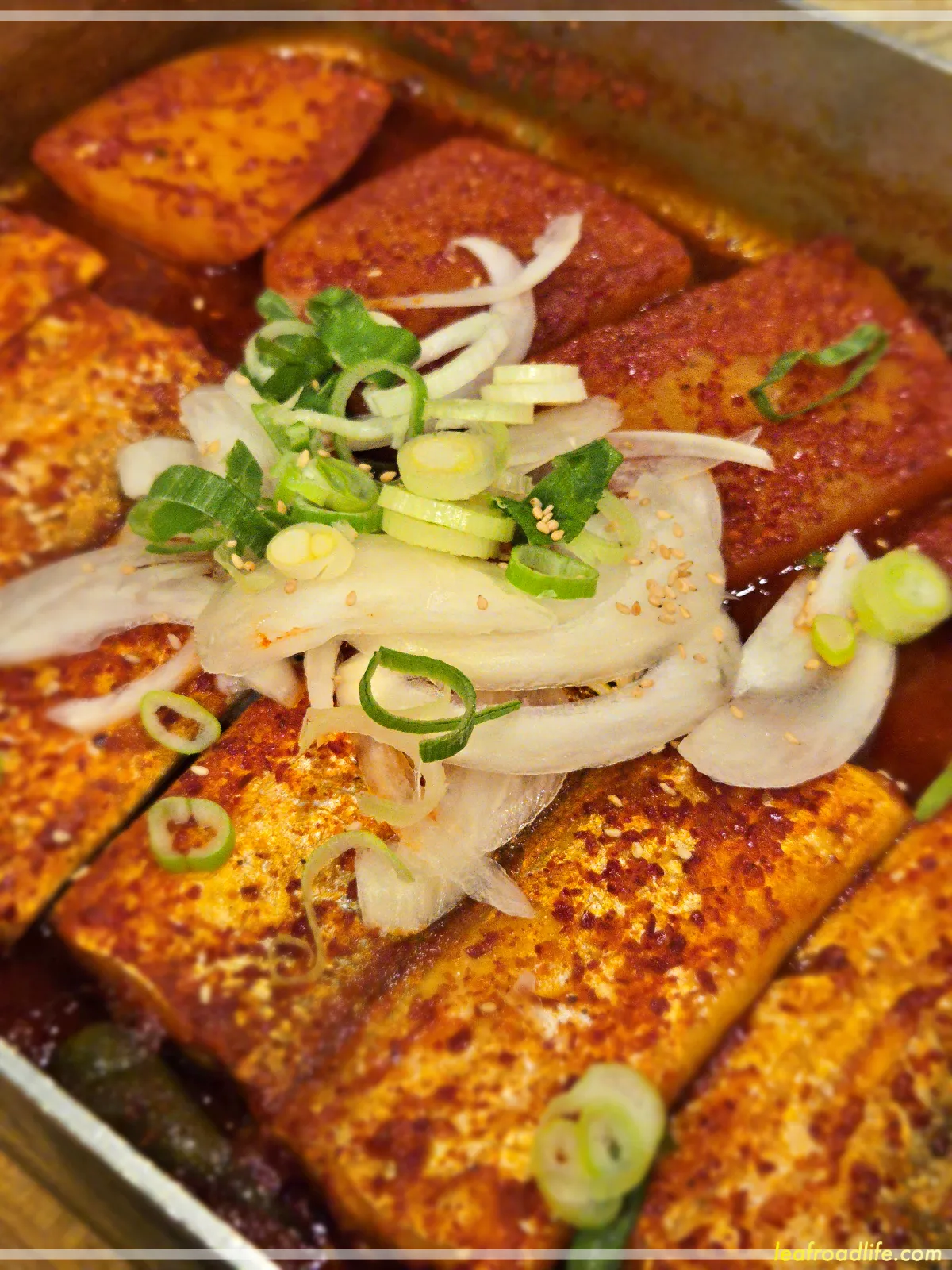 제주-종달리수다뜰-갈치조림-위에-양파와-대파가-올라간-모습