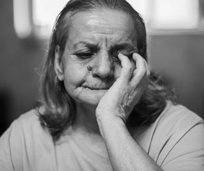 갱년기로 괴로운 여성의 사진