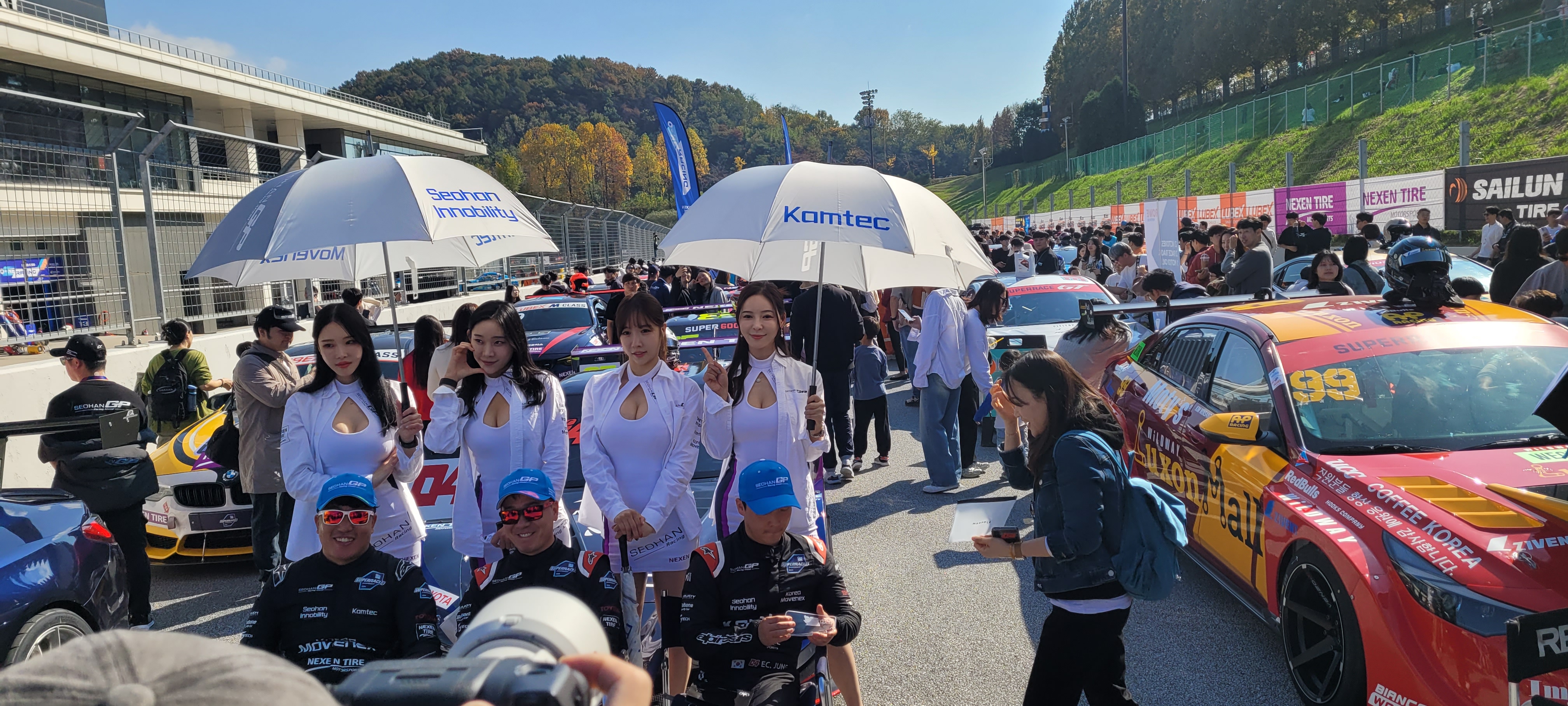 경기장내 레이싱모델과 선수들 사진